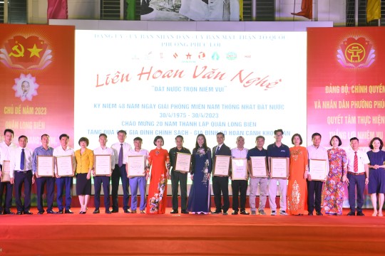 HANEL TẶNG SỔ TIẾT KIỆM CHO CÁC GIA ĐÌNH CHÍNH SÁCH, NGƯỜI CÓ CÔNG TẠI LIÊN HOAN VĂN NGHỆ 